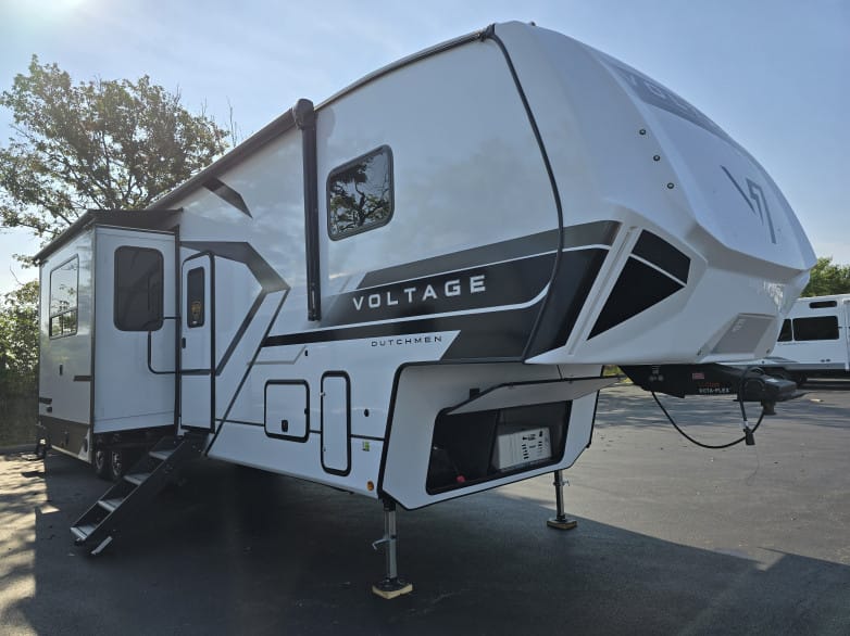 2026 Voltage V-Series 3850v Toy Hauler (Fifth Wheel) photo 1
