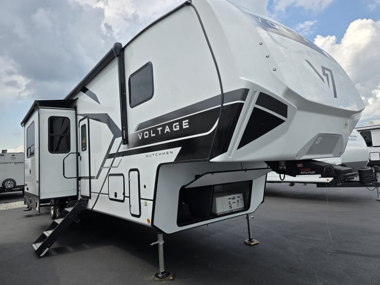 2026 Voltage V-Series 3850v Toy Hauler (Fifth Wheel)